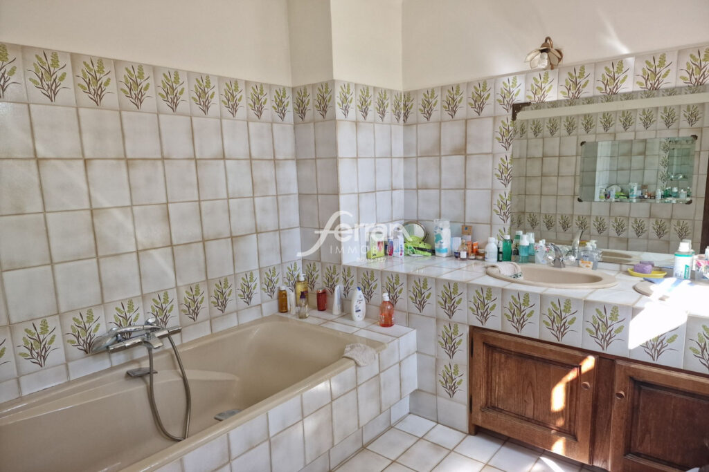 A vendre villa avec piscine à Sillans la cacade sur un terrain – 5 pièces – 3 chambres – 135.00 m²