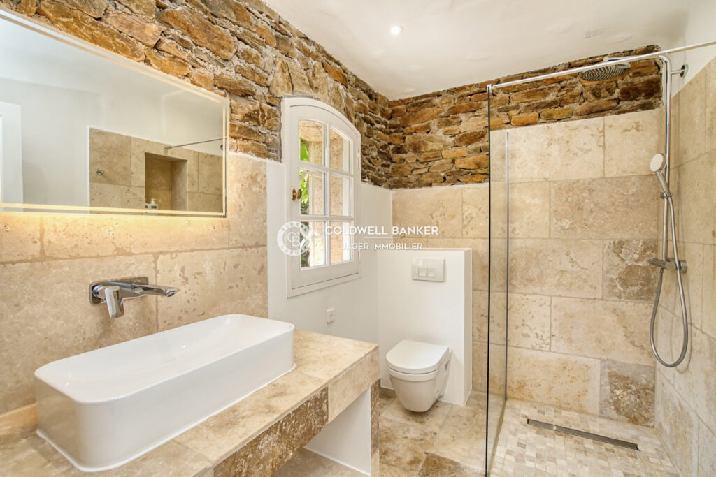 Villa en pierre rénovée de plain-pied dans un domaine sécurisé – 6 pièces – 5 chambres – 200.00 m²