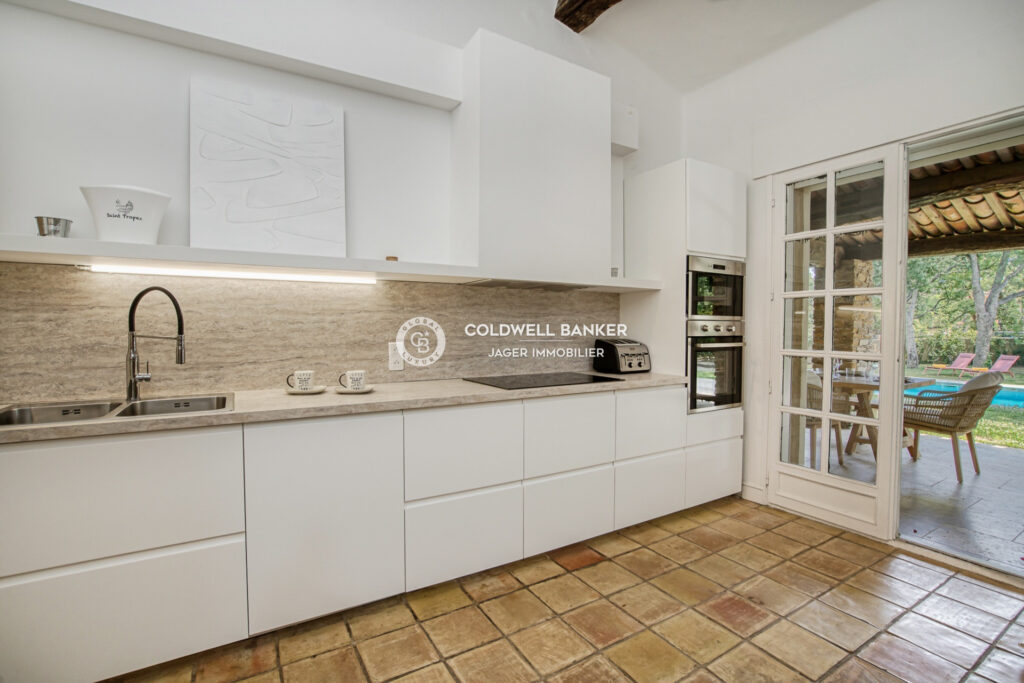 Villa en pierre rénovée de plain-pied dans un domaine sécurisé – 6 pièces – 5 chambres – 200.00 m²