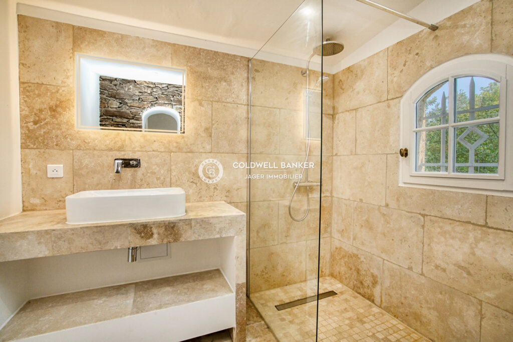 Villa en pierre rénovée de plain-pied dans un domaine sécurisé – 6 pièces – 5 chambres – 200.00 m²