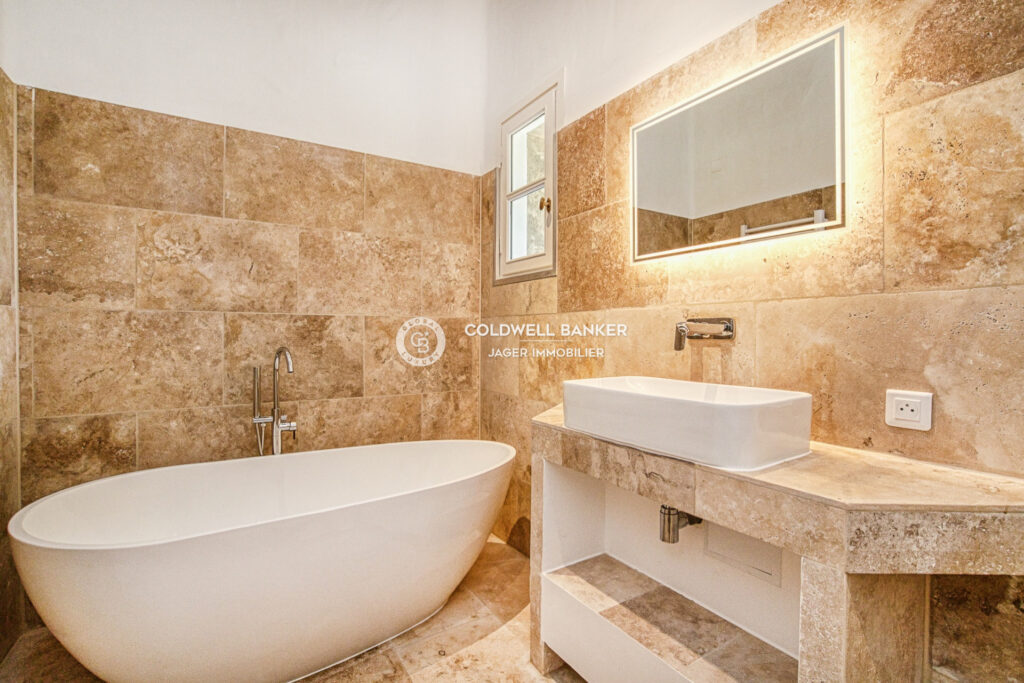 Villa en pierre rénovée de plain-pied dans un domaine sécurisé – 6 pièces – 5 chambres – 200.00 m²