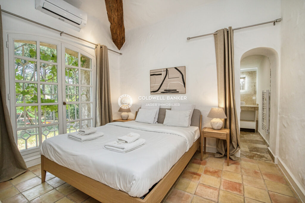 Villa en pierre rénovée de plain-pied dans un domaine sécurisé – 6 pièces – 5 chambres – 200.00 m²