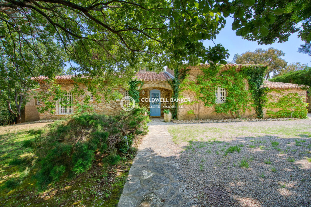 Villa en pierre rénovée de plain-pied dans un domaine sécurisé – 6 pièces – 5 chambres – 200.00 m²