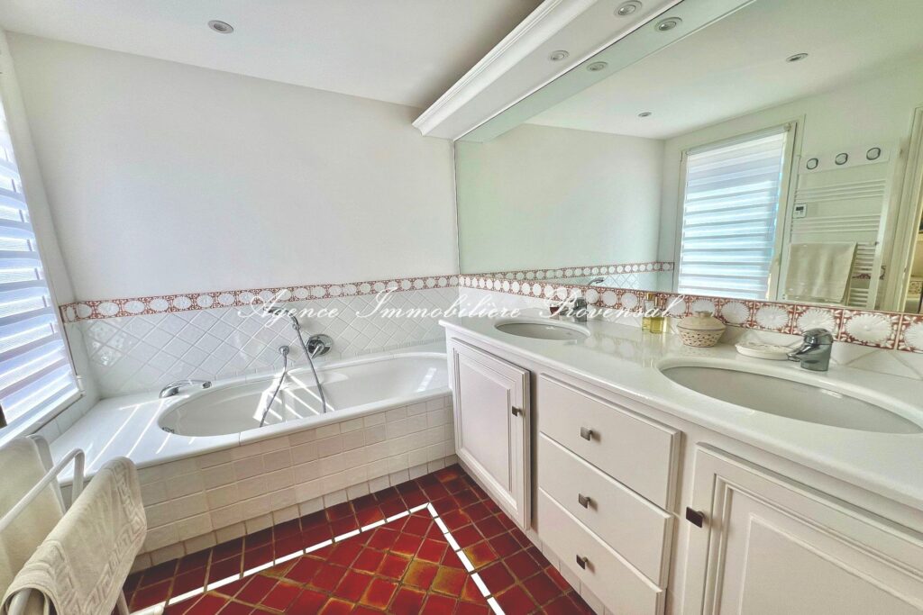 location saisonnière villa 7 Pièce(s) – 7 pièces – 6 chambres – 250.00 m²