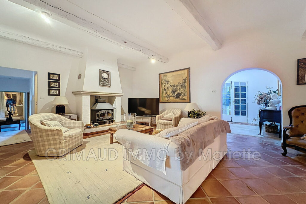 belle proprieté avec 5 chambres, piscine et poolhouse, 4 garag – 8 pièces – 5 chambres – 242.00 m²