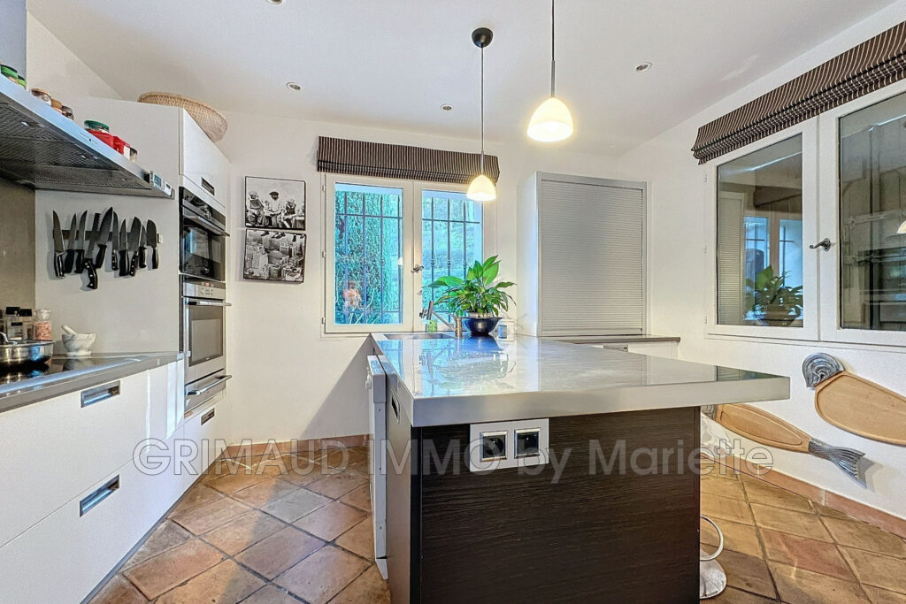 belle proprieté avec 5 chambres, piscine et poolhouse, 4 garag – 8 pièces – 5 chambres – 242.00 m²