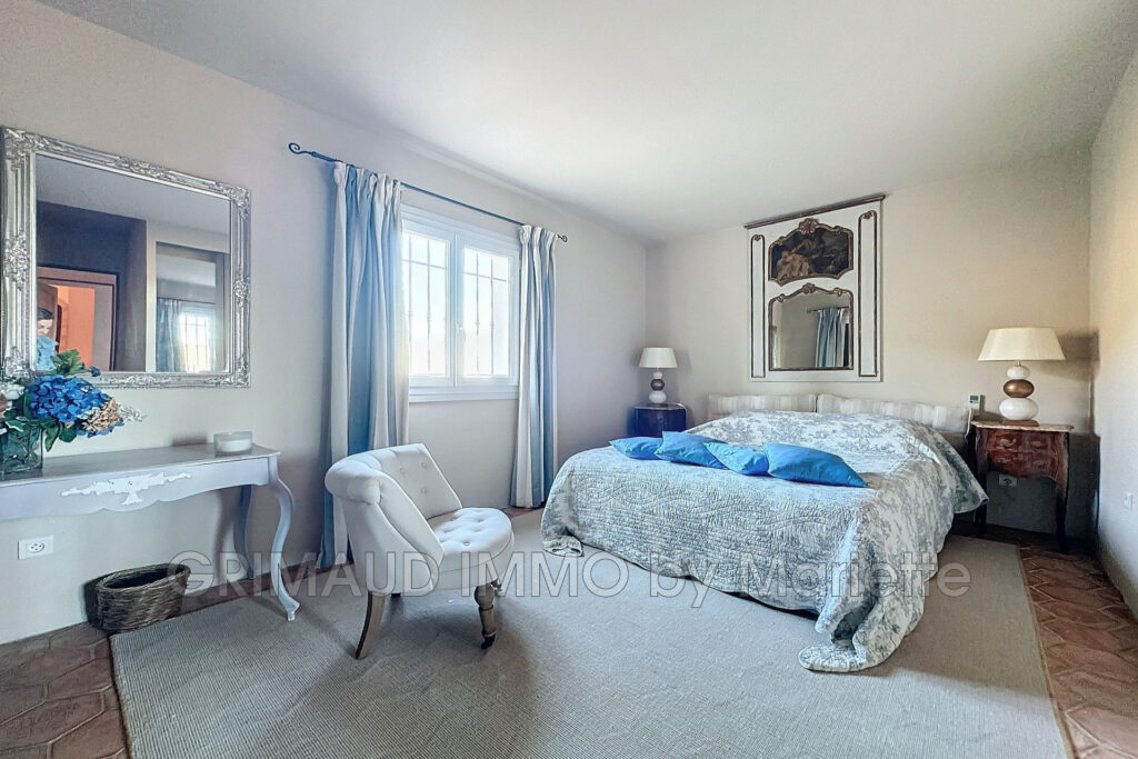 belle proprieté avec 5 chambres, piscine et poolhouse, 4 garag – 8 pièces – 5 chambres – 242.00 m²