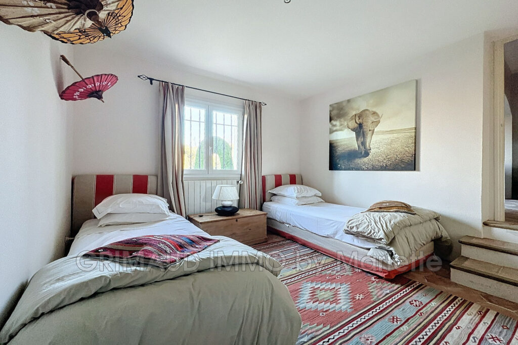 belle proprieté avec 5 chambres, piscine et poolhouse, 4 garag – 8 pièces – 5 chambres – 242.00 m²