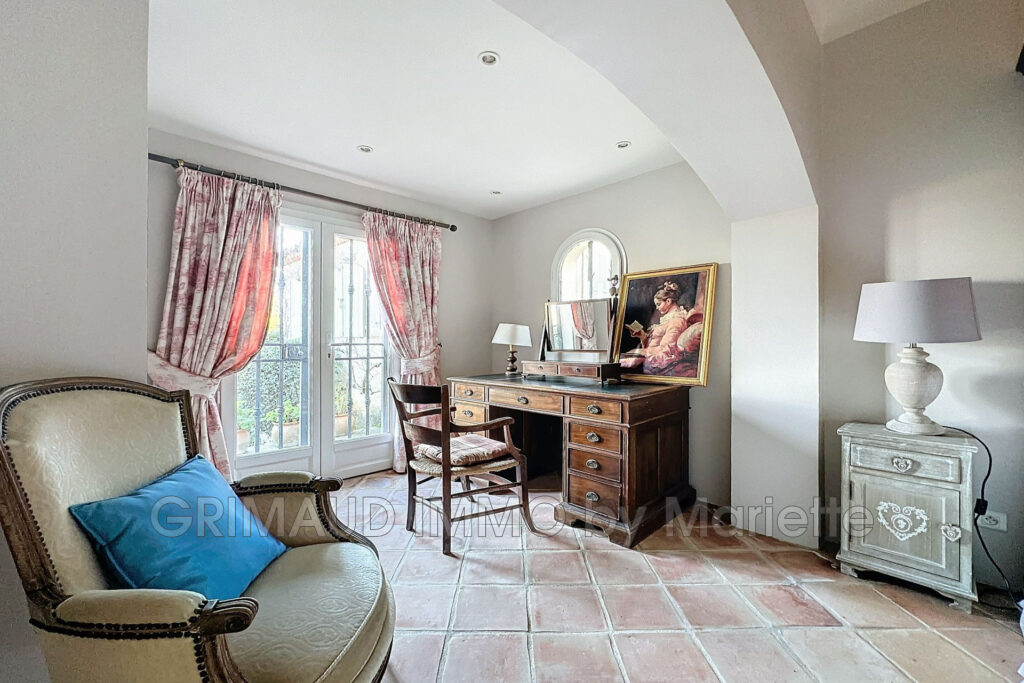 belle proprieté avec 5 chambres, piscine et poolhouse, 4 garag – 8 pièces – 5 chambres – 242.00 m²