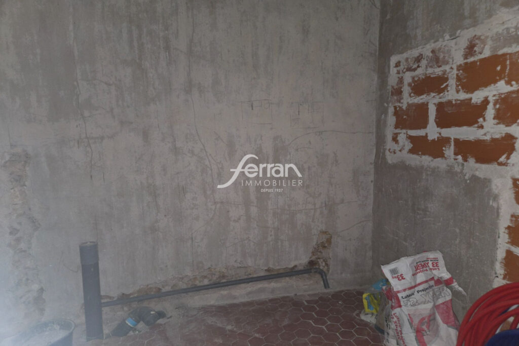 À vendre avis aux investisseurs ou aux bricoleurs appartement  – 3 pièces – 2 chambres – 57.00 m²