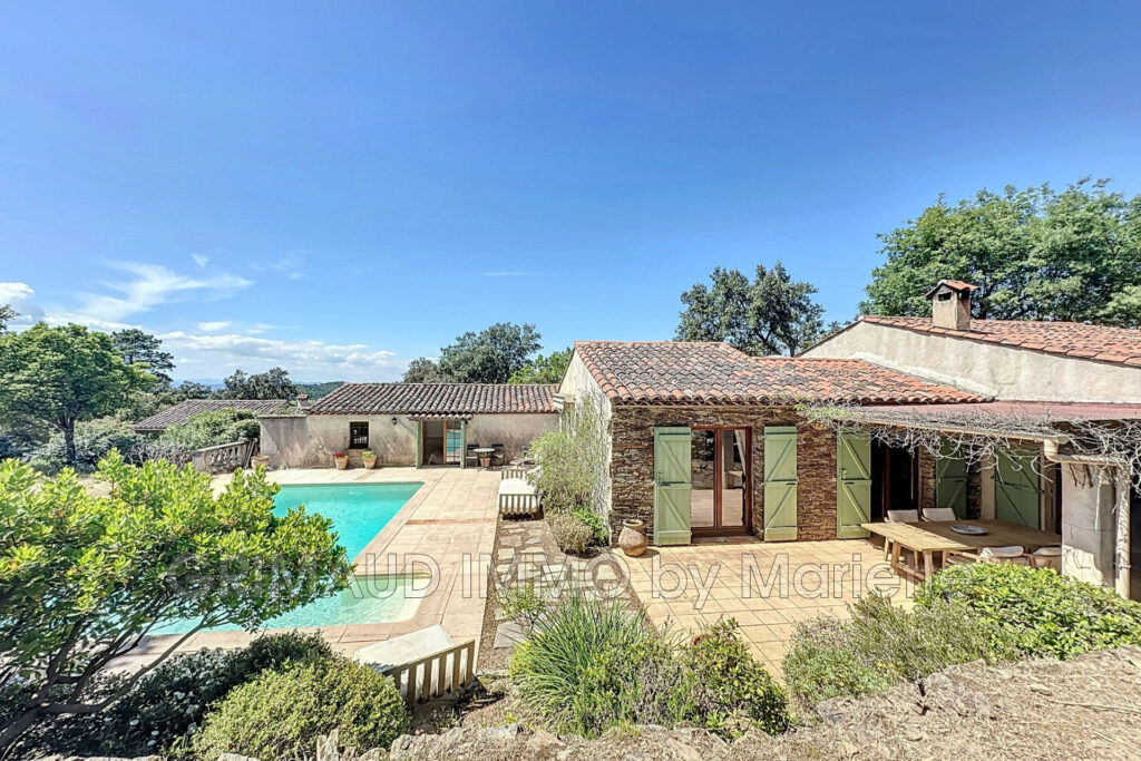 Maison familiale avec piscine et terrain de 5000 m² – 5 pièces – 4 chambres – 101.81 m²