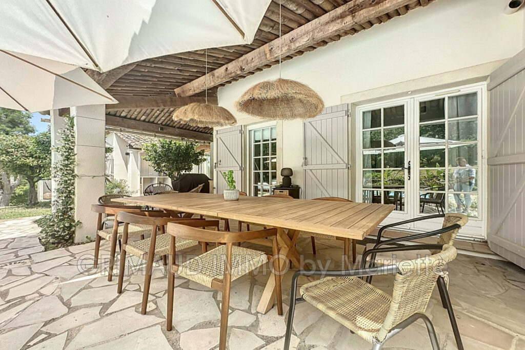 belle proprieté avec 4 chambres et appartement, garage et pisc – 6 pièces – 5 chambres – 197.24 m²