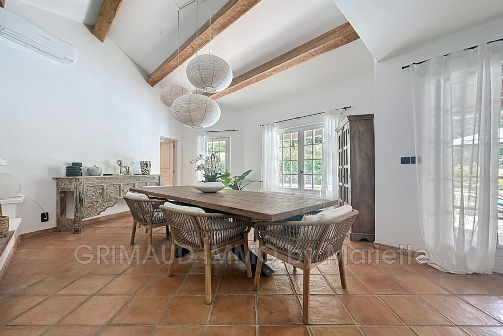 belle proprieté avec 4 chambres et appartement, garage et pisc – 6 pièces – 5 chambres – 197.24 m²