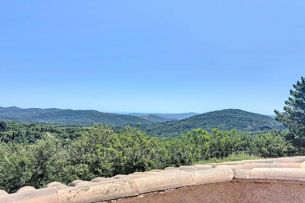 À deux pas du village, maison avec vue panoramique sur la mer  – 4 pièces – 3 chambres – 107.00 m²