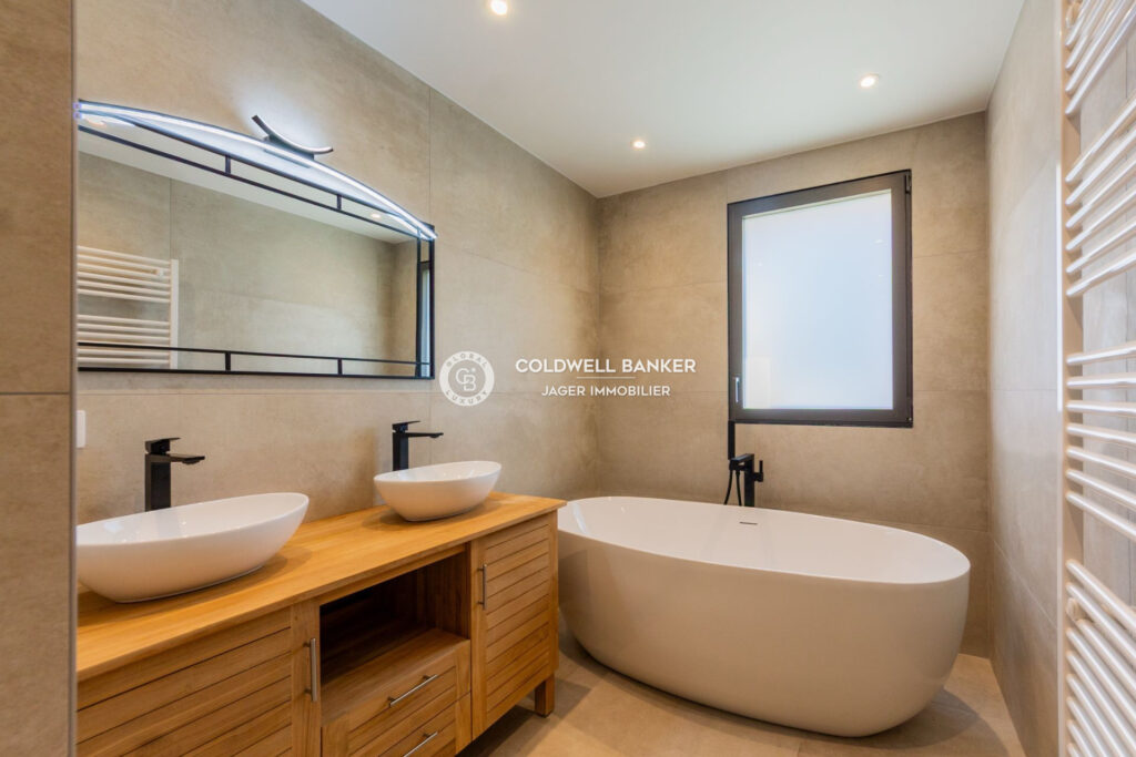 Villa rénovée Les Issambres – 5 pièces – 4 chambres – 270.00 m²