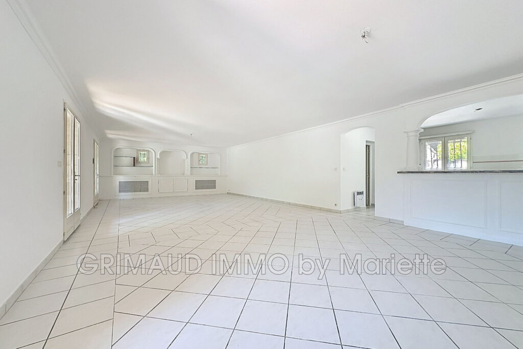 Plain-pied au calme avec piscine, 4 chambres et 2 garages ? ca – 5 pièces – 4 chambres – 155.49 m²