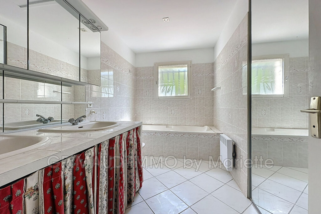 Plain-pied au calme avec piscine, 4 chambres et 2 garages ? ca – 5 pièces – 4 chambres – 155.49 m²