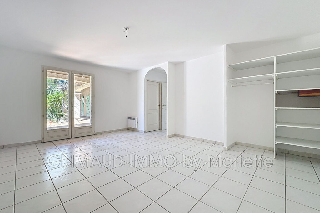 Plain-pied au calme avec piscine, 4 chambres et 2 garages ? ca – 5 pièces – 4 chambres – 155.49 m²