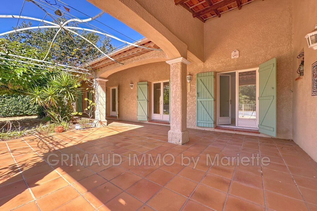 Plain-pied au calme avec piscine, 4 chambres et 2 garages ? ca – 5 pièces – 4 chambres – 155.49 m²