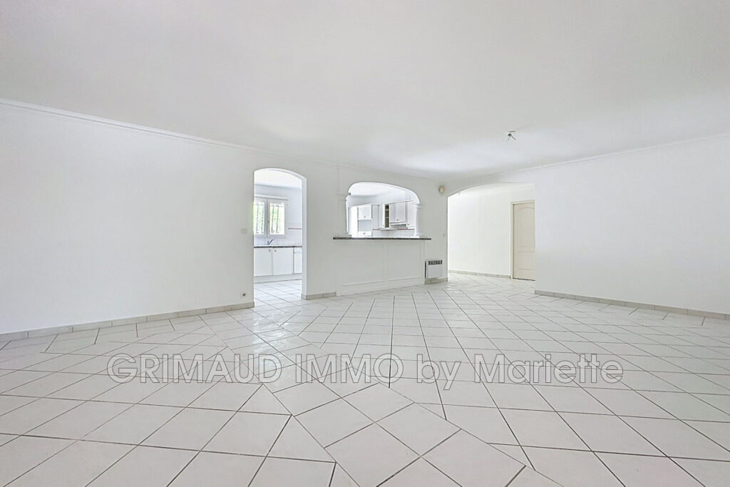 Plain-pied au calme avec piscine, 4 chambres et 2 garages ? ca – 5 pièces – 4 chambres – 155.49 m²