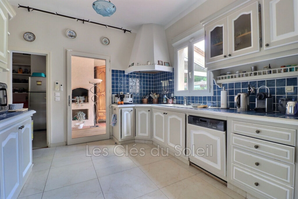 BRIGNOLES ? Villa traditionnelle avec piscine sur grand terrai – 6 pièces – 4 chambres – 161.16 m²