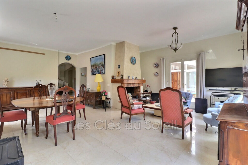 BRIGNOLES ? Villa traditionnelle avec piscine sur grand terrai – 6 pièces – 4 chambres – 161.16 m²