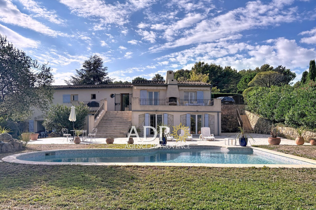 vente maison 8 Pièce(s) – 8 pièces – 5 chambres – 218.00 m²