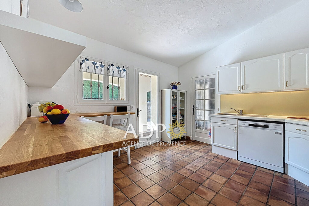 vente maison 8 Pièce(s) – 8 pièces – 5 chambres – 218.00 m²