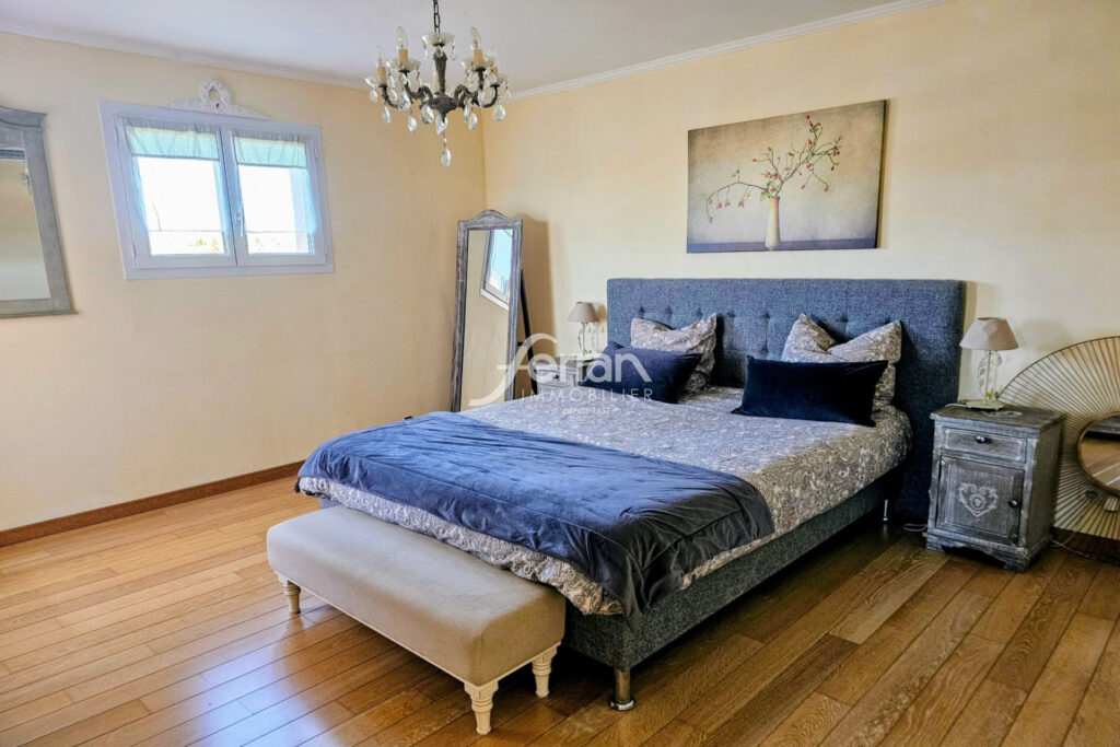 MAISON DE 214 M² EN EXCELLENT ETAT AVEC VUE DÉGAGÉE ET PISCINE – 7 pièces – 4 chambres – 214.00 m²