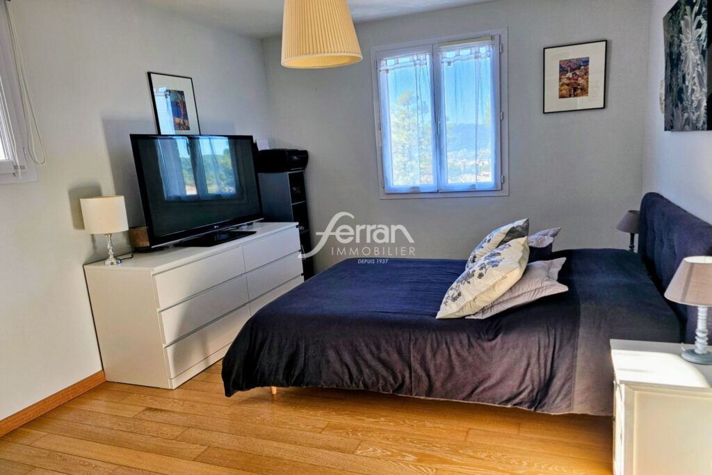 MAISON DE 214 M² EN EXCELLENT ETAT AVEC VUE DÉGAGÉE ET PISCINE – 7 pièces – 4 chambres – 214.00 m²