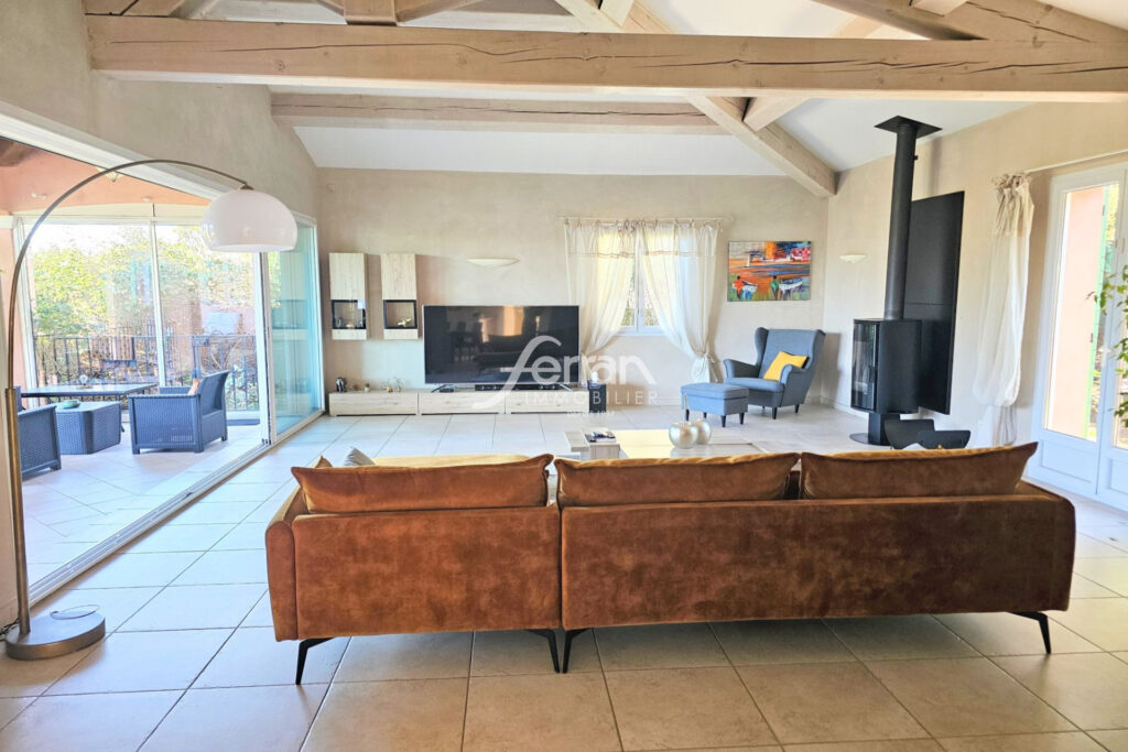 MAISON DE 214 M² EN EXCELLENT ETAT AVEC VUE DÉGAGÉE ET PISCINE – 7 pièces – 4 chambres – 214.00 m²