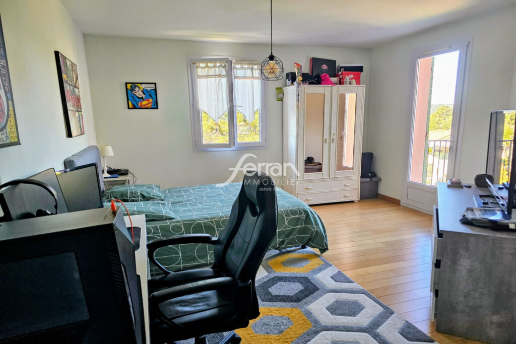 MAISON DE 214 M² EN EXCELLENT ETAT AVEC VUE DÉGAGÉE ET PISCINE – 7 pièces – 4 chambres – 214.00 m²