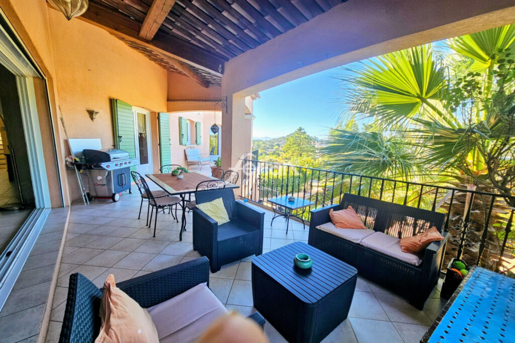 MAISON DE 214 M² EN EXCELLENT ETAT AVEC VUE DÉGAGÉE ET PISCINE – 7 pièces – 4 chambres – 214.00 m²