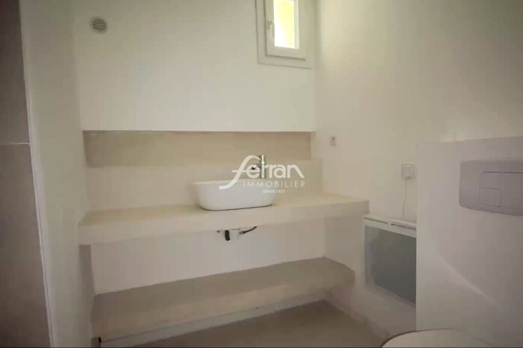 A louer à Entrecasteaux T3/4 avec terrasse – 3 pièces – 2 chambres – 80.00 m²