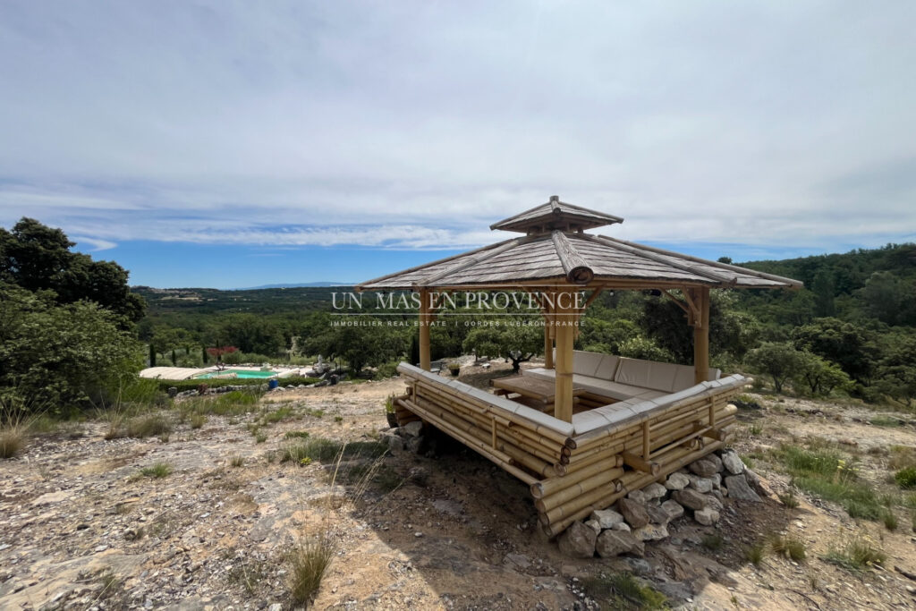 Bastide provençale de charme proche de Gordes avec piscine cha – 7 pièces – 5 chambres – 300.00 m²