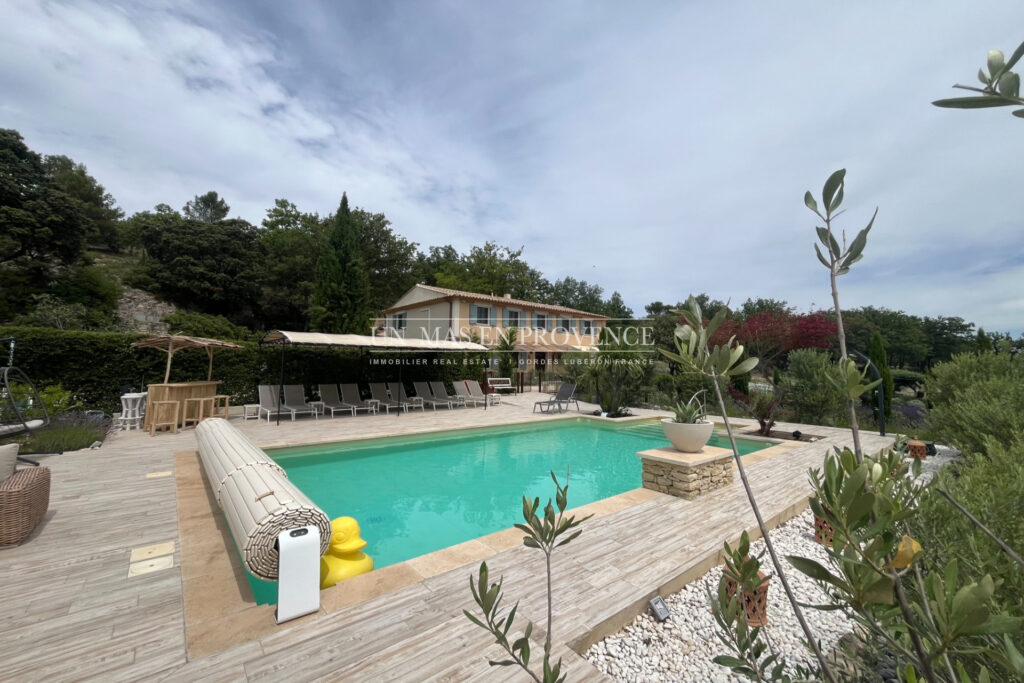 Bastide provençale de charme proche de Gordes avec piscine cha – 7 pièces – 5 chambres – 300.00 m²