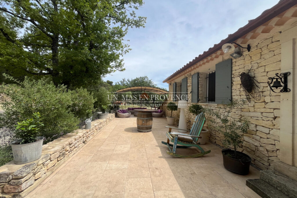 Bastide provençale de charme proche de Gordes avec piscine cha – 7 pièces – 5 chambres – 300.00 m²
