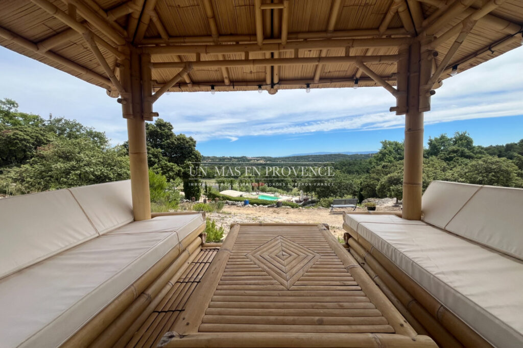 Bastide provençale de charme proche de Gordes avec piscine cha – 7 pièces – 5 chambres – 300.00 m²