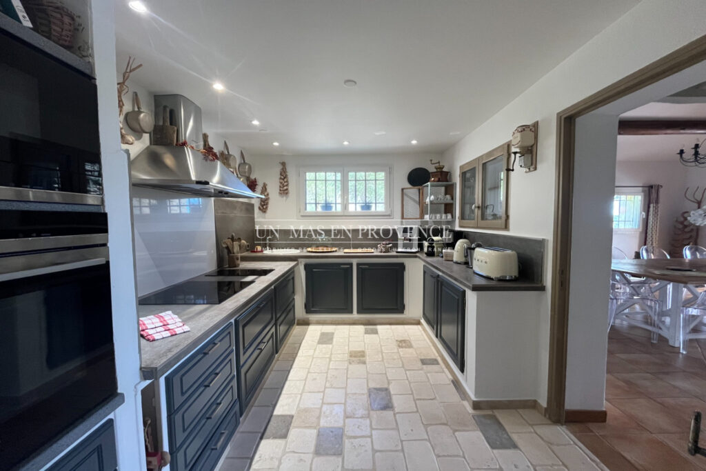 Bastide provençale de charme proche de Gordes avec piscine cha – 7 pièces – 5 chambres – 300.00 m²