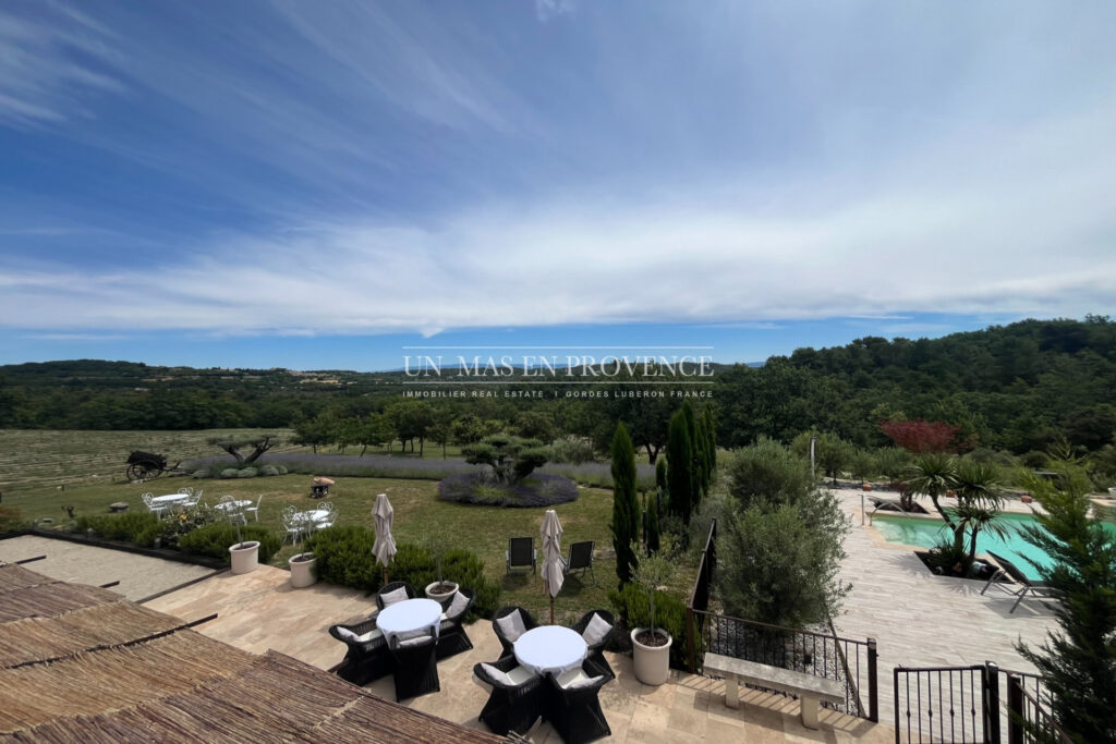 Bastide provençale de charme proche de Gordes avec piscine cha – 7 pièces – 5 chambres – 300.00 m²