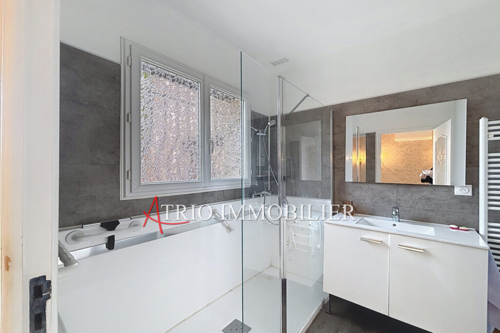 Villa d’architecte ? Vue dégagée & cadre privilégié ? Cagnes-s – 6 pièces – 5 chambres – 155.00 m²