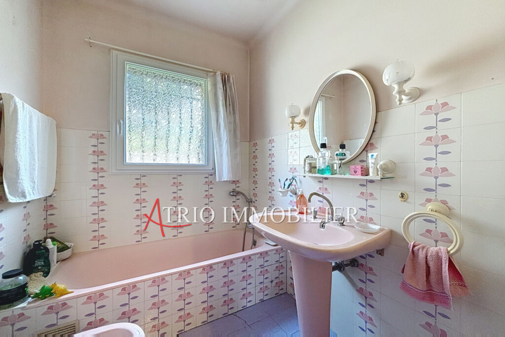 Villa d’architecte ? Vue dégagée & cadre privilégié ? Cagnes-s – 6 pièces – 5 chambres – 155.00 m²