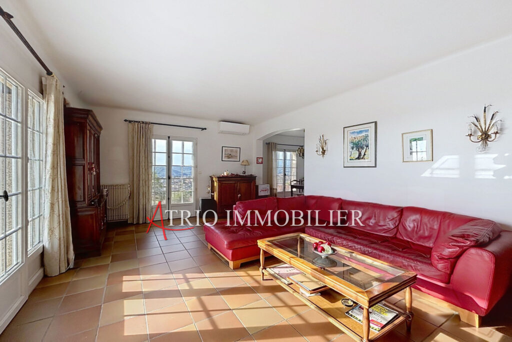 Villa d’architecte ? Vue dégagée & cadre privilégié ? Cagnes-s – 6 pièces – 5 chambres – 155.00 m²