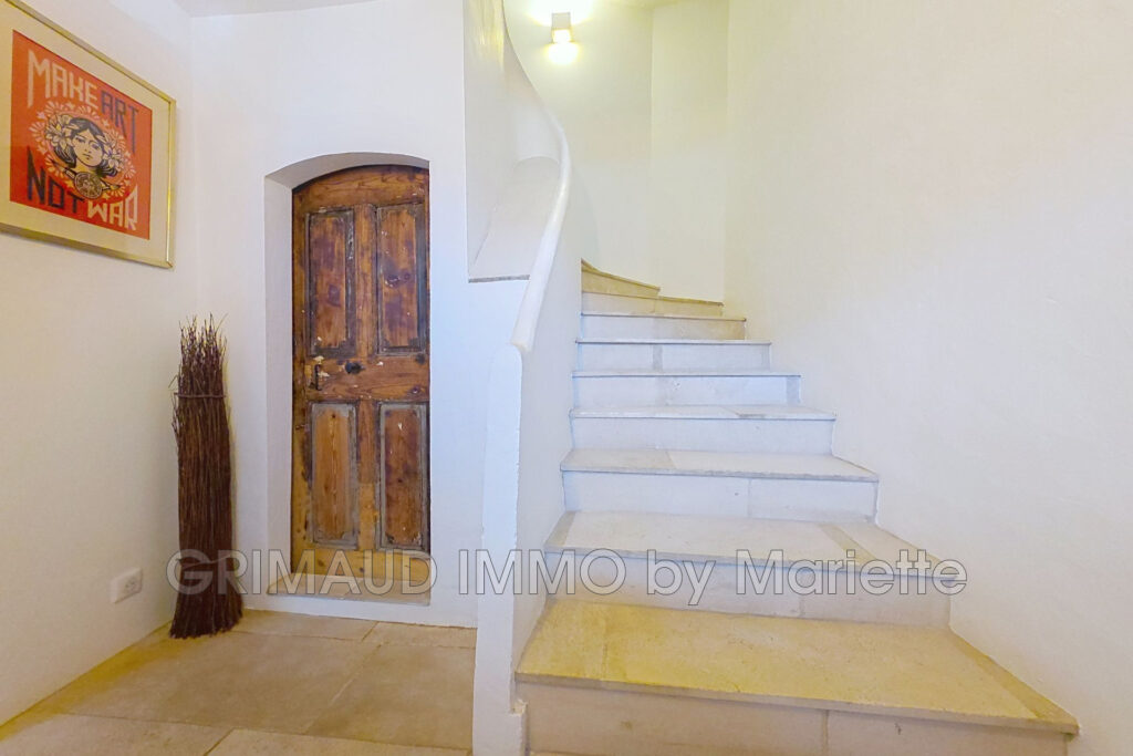 Charmante maison de caractère située à La Garde-Freinet avec v – 6 pièces – 3 chambres – 165.00 m²
