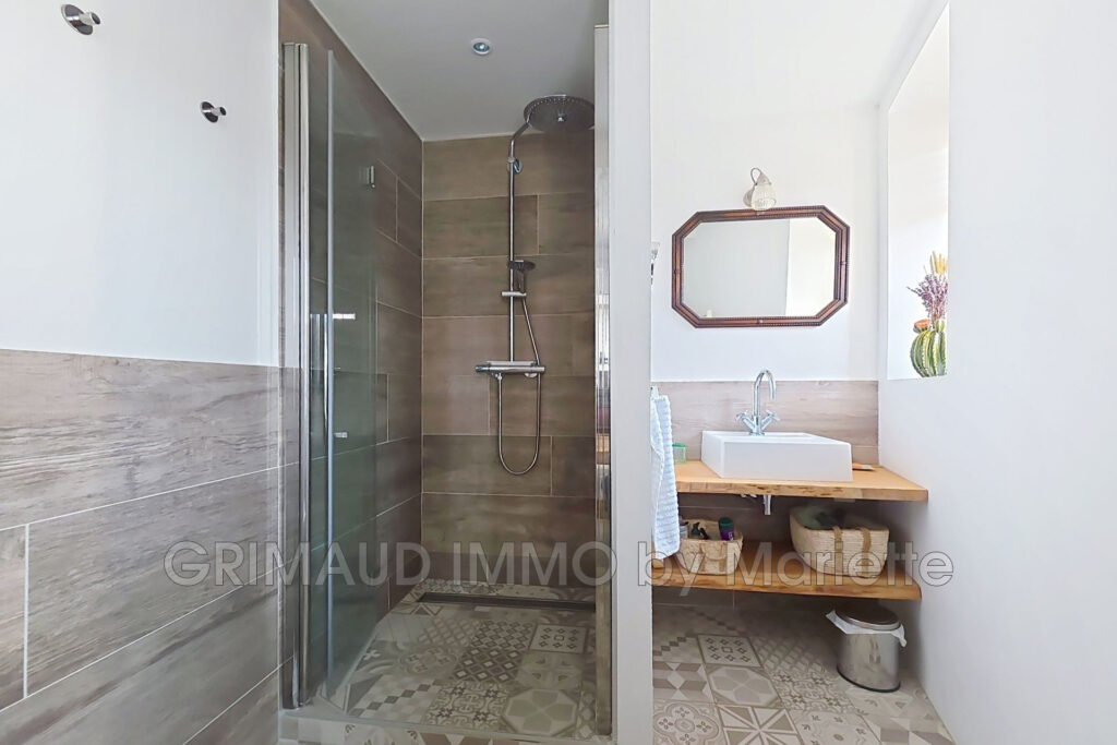 Charmante maison de caractère située à La Garde-Freinet avec v – 6 pièces – 3 chambres – 165.00 m²