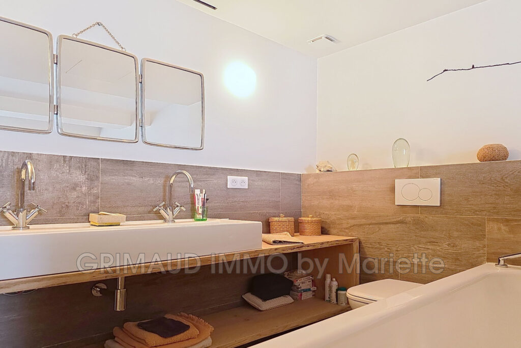 Charmante maison de caractère située à La Garde-Freinet avec v – 6 pièces – 3 chambres – 165.00 m²