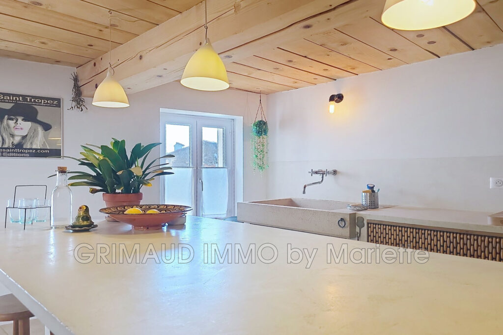 Charmante maison de caractère située à La Garde-Freinet avec v – 6 pièces – 3 chambres – 165.00 m²