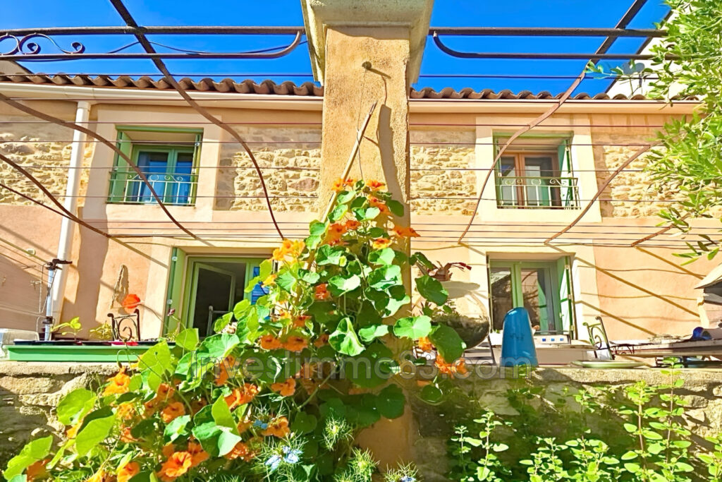 Dans un environnement privilégié, au coeur du village, avec vu – 4 pièces – 3 chambres – 100.00 m²