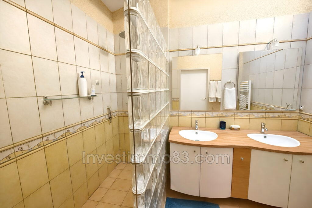 Dans un environnement privilégié, au coeur du village, avec vu – 4 pièces – 3 chambres – 100.00 m²