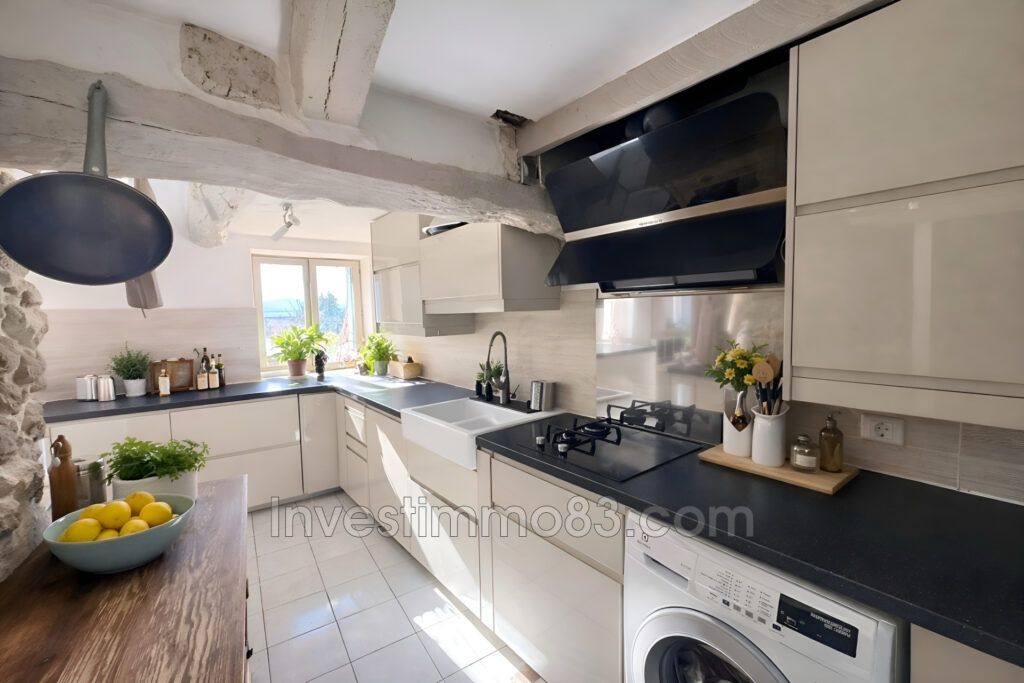 Dans un environnement privilégié, au coeur du village, avec vu – 4 pièces – 3 chambres – 100.00 m²